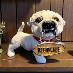 Kitschy Westie dog figurine holding a "Bienvenue" sign, Collectible Cutie
